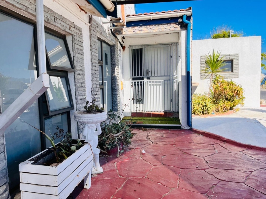 4 Bedroom Property for Sale in Wavecrest Western Cape